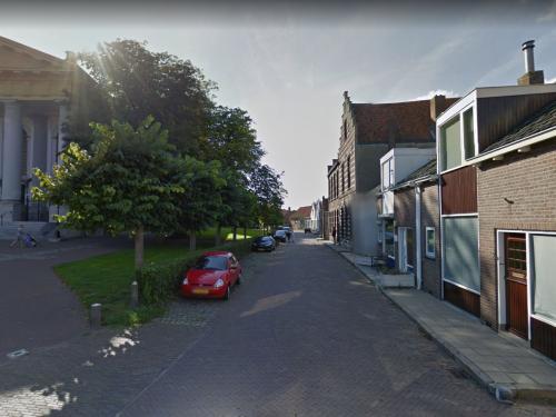 Inkijk straat Kerkhof, met links de Grote Kerk