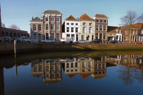 Woningen aan de Oude Haven, weerspiegeld in het water